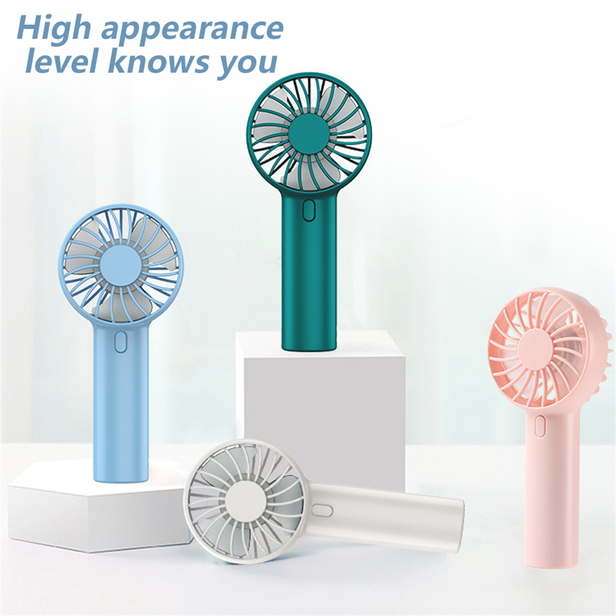 Vier tragbare Ventilatoren in verschiedenen Farben werden angezeigt. Einer ist blau, einer grün, einer rosa und einer weiß.