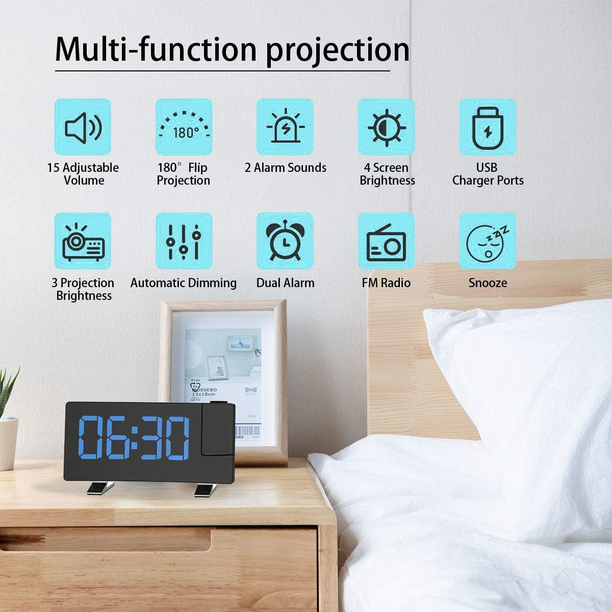 Eine Digitaluhr zeigt 06:30 auf einem Nachttisch an. Symbole zeigen Funktionen wie Alarm, Radio und Helligkeit. Ein Bett mit weißen Laken ist sichtbar.
