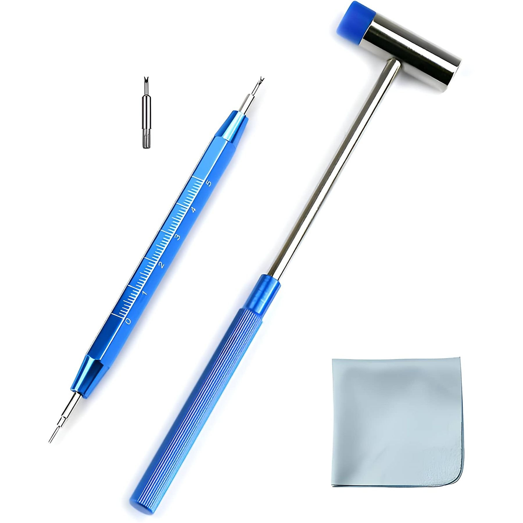 Werkzeuge auf Weiß: blaue und silberne Uhrenwerkzeuge, ein kleiner Schraubendreher und ein blaues Putztuch. Die Werkzeuge dienen zur Uhrenreparatur.
