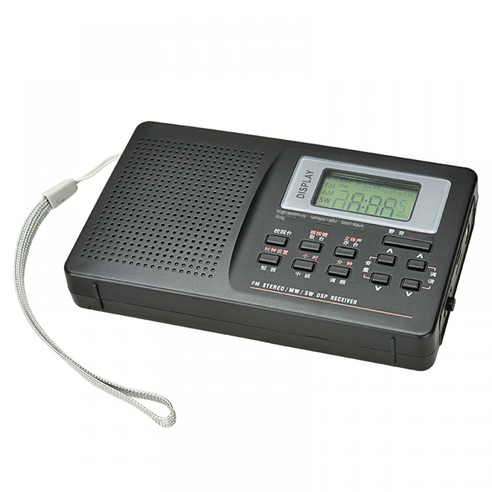 Ein schwarzes Radio mit Digitalanzeige, die Zeit zeigt. Es hat Knöpfe und einen Riemen. Text: 'FM Stereo/MW/SW DSP Receiver'.