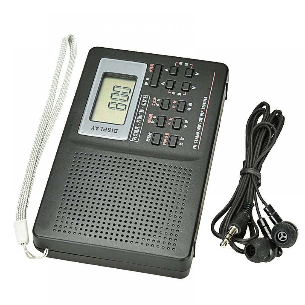 Ein schwarzes tragbares Radio mit einem Display, das '800' anzeigt. Es hat einen Riemen und Kopfhörer. Das Radio hat Knöpfe und einen Lautsprecher.