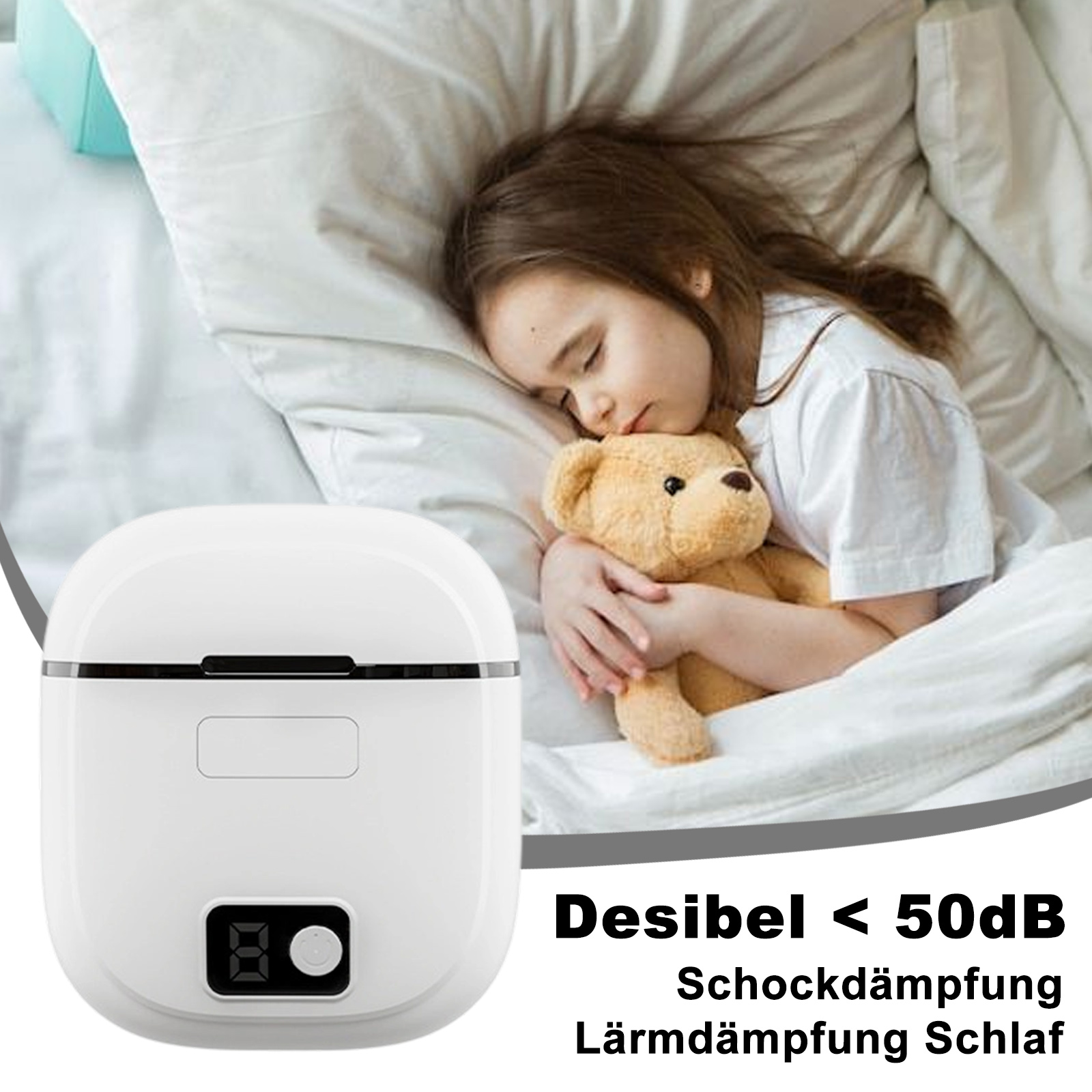 Ein Kind schläft, umarmt einen Teddybär, auf einem Bett mit weißen Laken. Ein weißes Gerät in der Ecke.