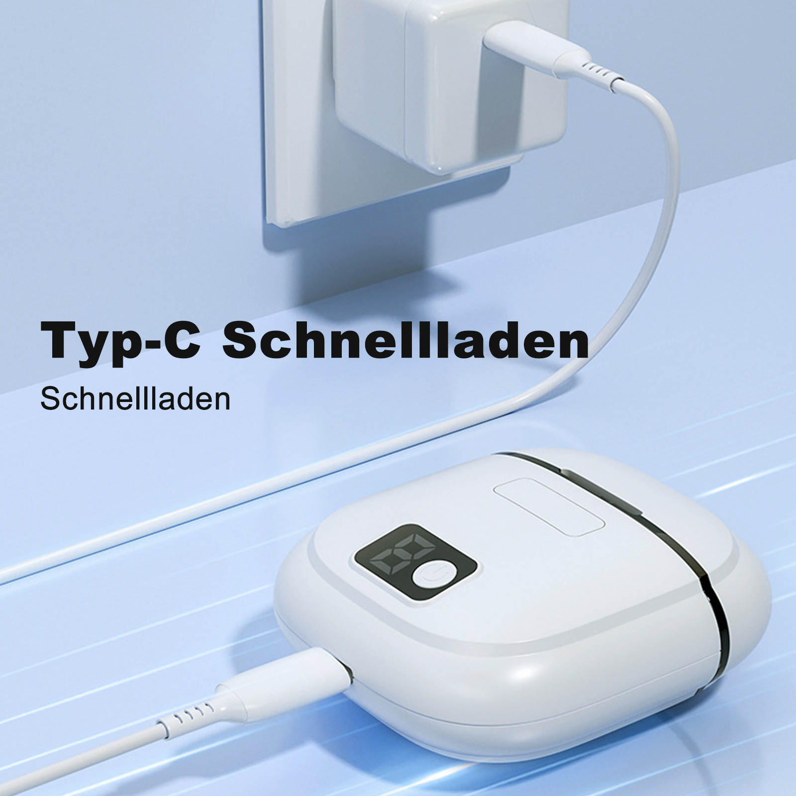Weißes Ladegerät mit Typ-C-Kabel, das an ein weißes Gerät angeschlossen ist. Hintergrund zeigt eine hellblaue Wand und einen Ladeadapter.