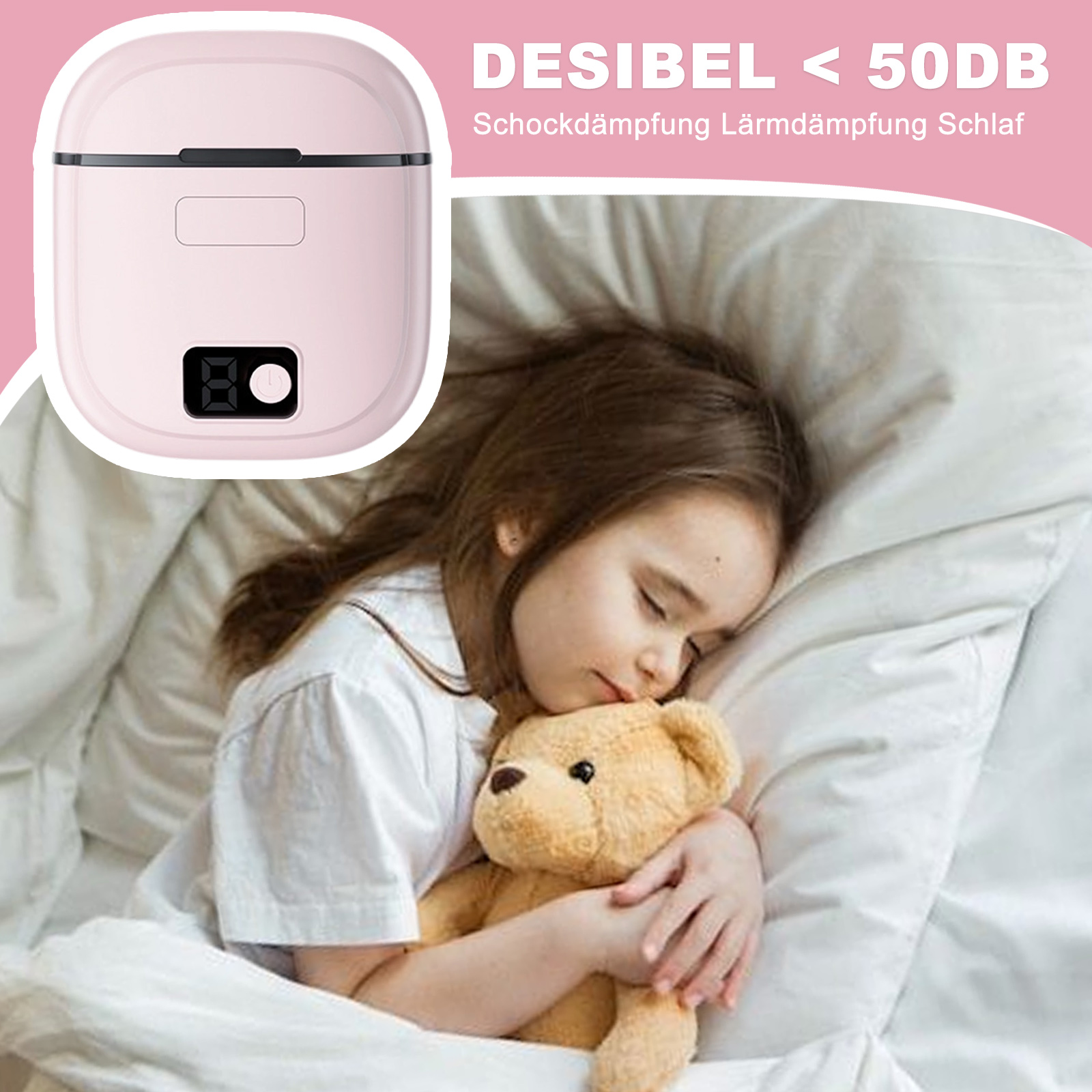 Ein Mädchen schläft mit einem Teddybären unter einer Decke. Ein rosa Koffer mit Display befindet sich oben links.