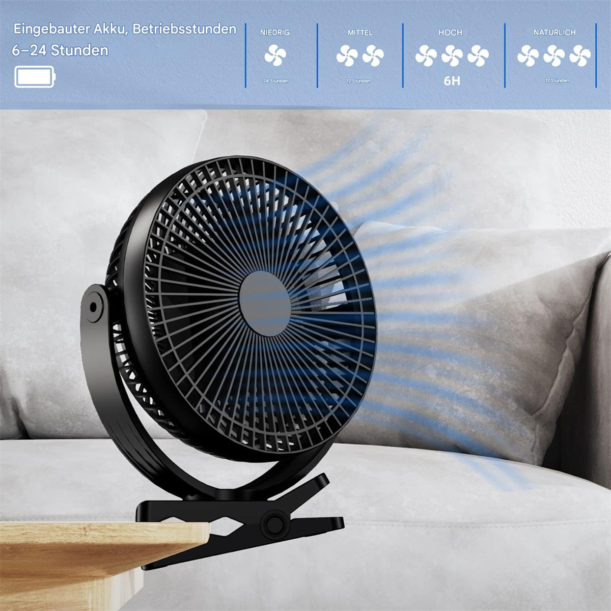 Ein schwarzer Ventilator mit blauen Luftströmen ist an einer Holzoberfläche befestigt. Im Hintergrund sind ein graues Kissen und Sofa zu sehen.