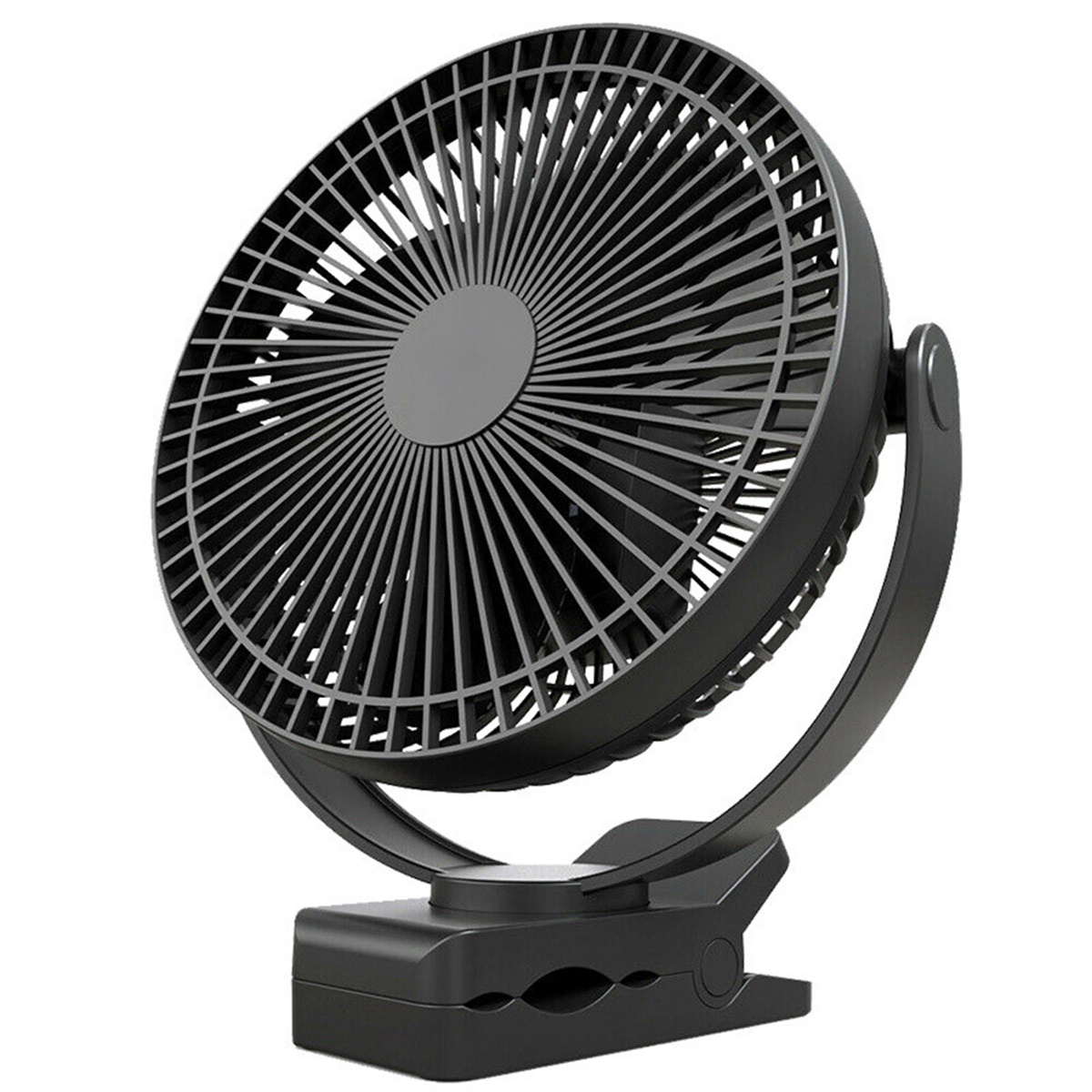 Ein schwarzer Clip-on-Ventilator. Er hat einen kreisförmigen Ventilator mit Schutzgitter. Die Basis ist ein Clip. Der Ventilator ist nach oben abgewinkelt.