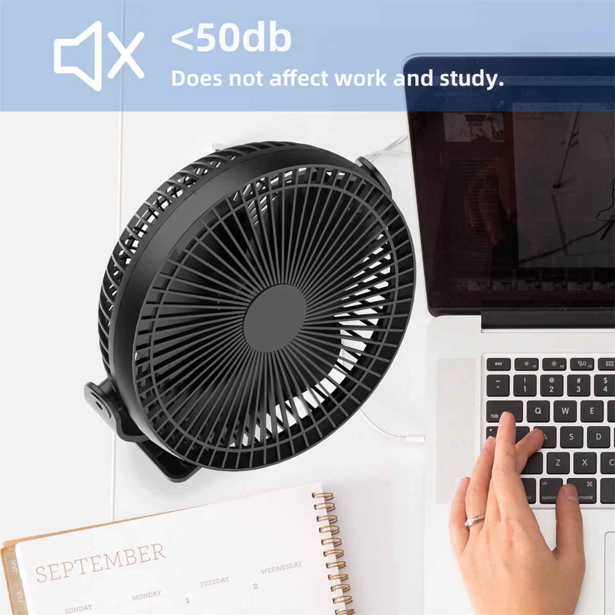 Ein schwarzer Ventilator, Laptop, Kalender und eine tippende Hand. Text deutet auf einen niedrigen Geräuschpegel hin. Eine Person arbeitet an einem Laptop.