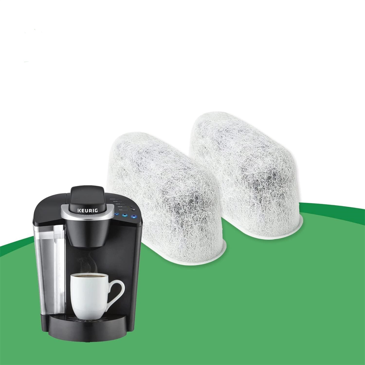 Eine schwarze Keurig-Kaffeemaschine mit einer weißen Tasse. Zwei weiße Wasserfilter sind dahinter. Der Hintergrund ist grün und weiß.