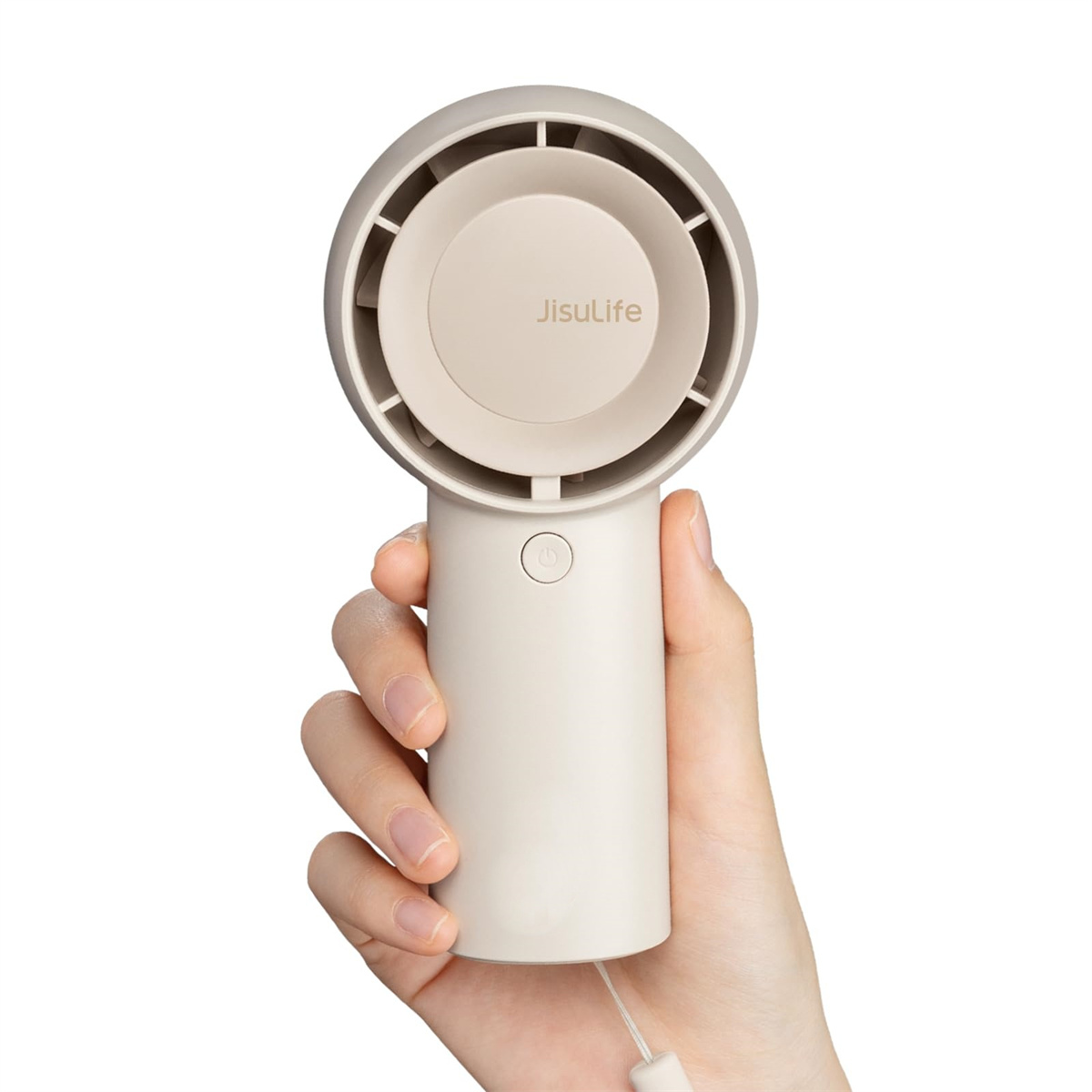 Eine Hand hält einen beigen tragbaren JisuLife-Ventilator. Der Ventilator ist rund, mit einem Knopf und dem Markennamen. Weißer Hintergrund.