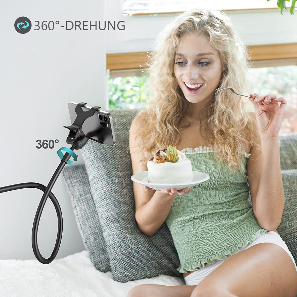 Frau mit Kuchen sitzt in der Nähe des Telefonhalters. Der Halter ist um 360 Grad drehbar. Der Kuchen liegt auf einem Teller mit einer Gabel in der Hand.