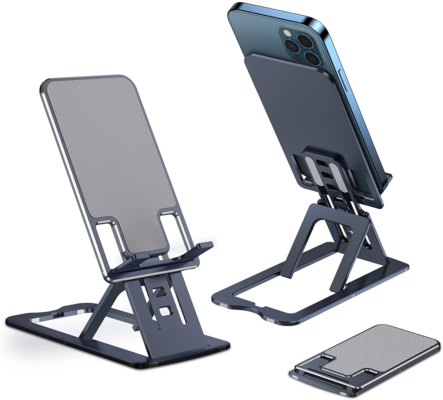 Ein Handy-Ständer in drei Ansichten. Er ist dunkelgrau mit einem strukturierten Pad für das Telefon. Ein Telefon ist in einer Ansicht auf dem Ständer.