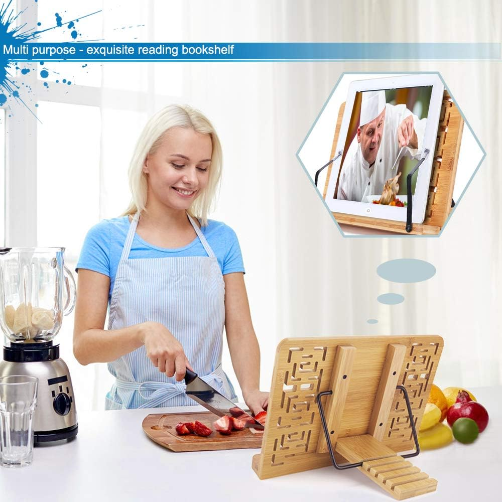 Frau in Schürze schneidet Erdbeeren auf einem Holzbrett. Ein Mixer, ein Tablet und Früchte liegen auf dem Tisch.