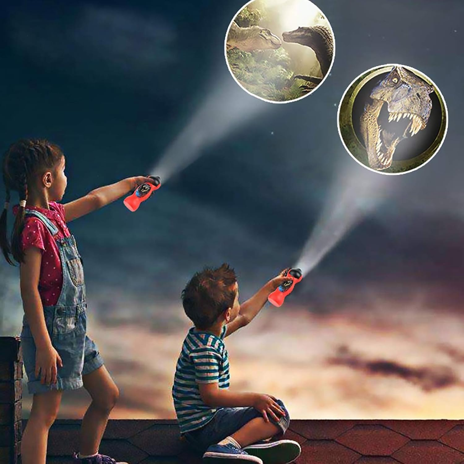Zwei Kinder spielen mit Dinosaurier-Taschenlampen und projizieren Bilder von Dinosauriern auf einen dunklen Himmel.