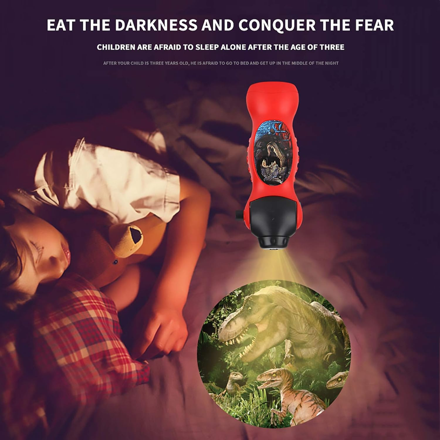 Ein Kind schläft mit einem Teddybären. Eine rote Taschenlampe projiziert ein Dinosaurierbild. Text: Iss die Dunkelheit und besiege die Angst.