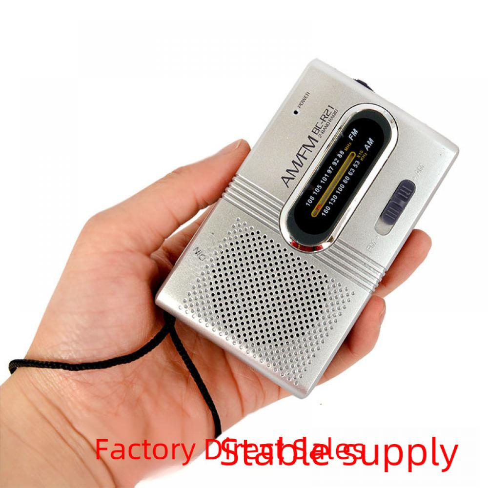 Ein silbernes AM/FM-Radio wird in einer Hand gehalten. Es hat einen schwarzen Riemen und einen schwarzen Bildschirm. Unten steht "Factory Direct Supply".