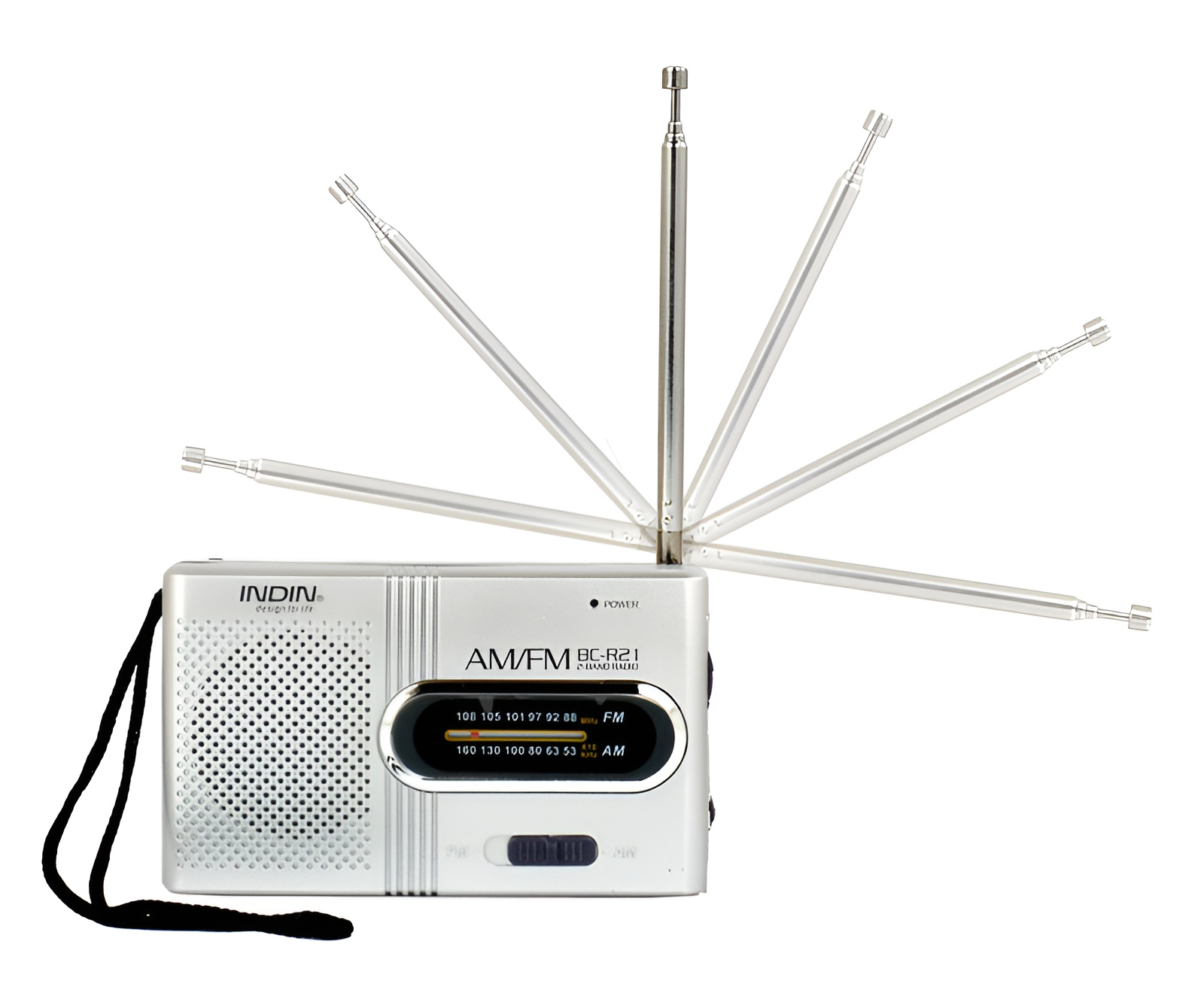 Silbernes AM/FM-Radio mit ausziehbarer Antenne. Das Radio hat einen Lautsprecher, ein Einstellrad und einen schwarzen Riemen. Weißer Hintergrund.
