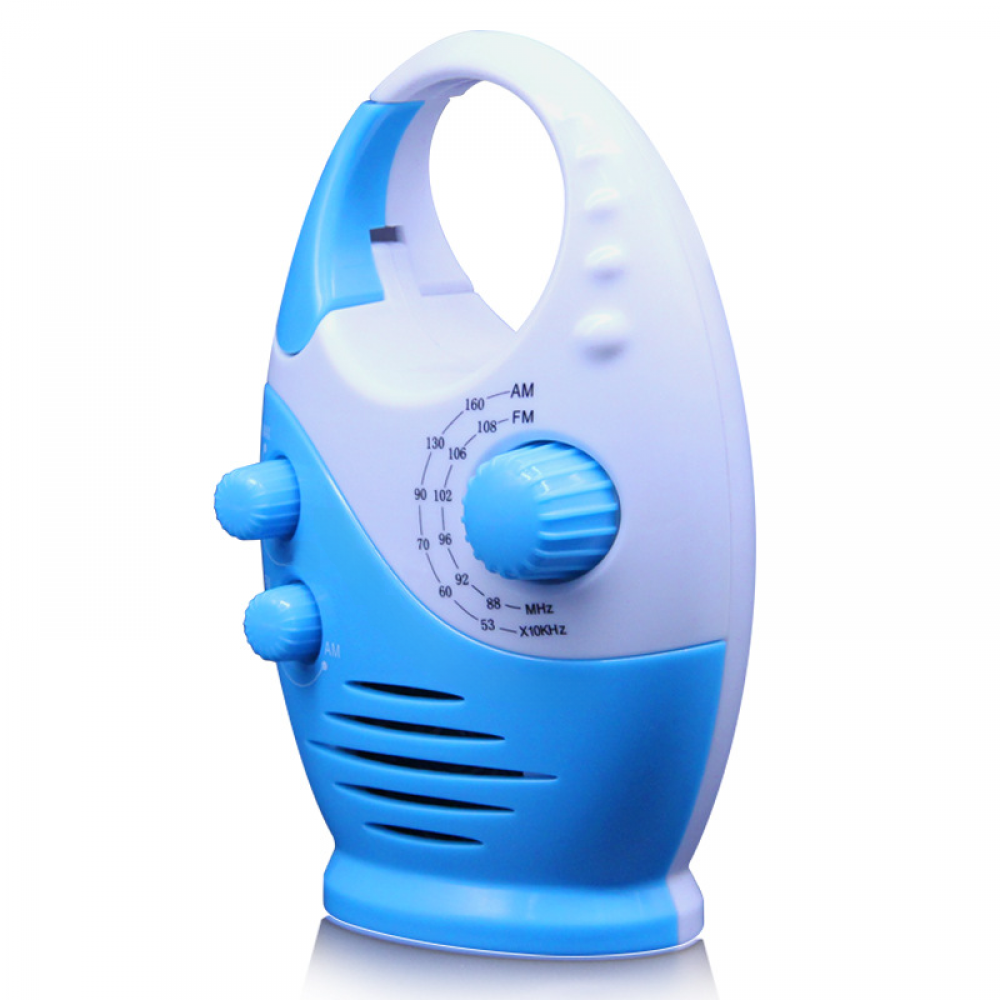 Ein weiß-blaues tragbares Radio mit Griff, Knöpfen und einem Frequenzwahlrad. Das Radio steht vor weißem Hintergrund.