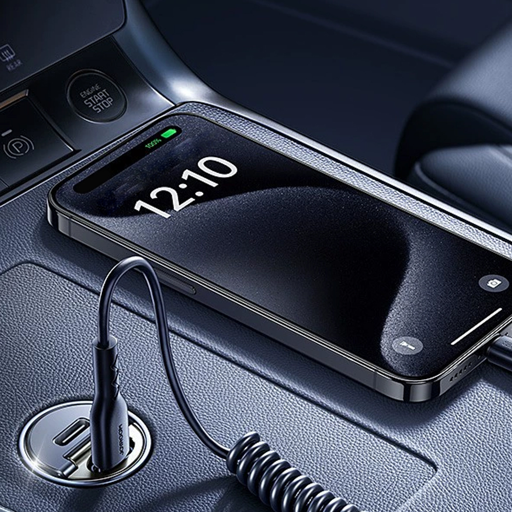 Ein Telefon, das in einem Auto geladen wird und 12:10 auf dem Bildschirm anzeigt. Ein schwarzes Kabel ist mit einem USB-Anschluss verbunden.