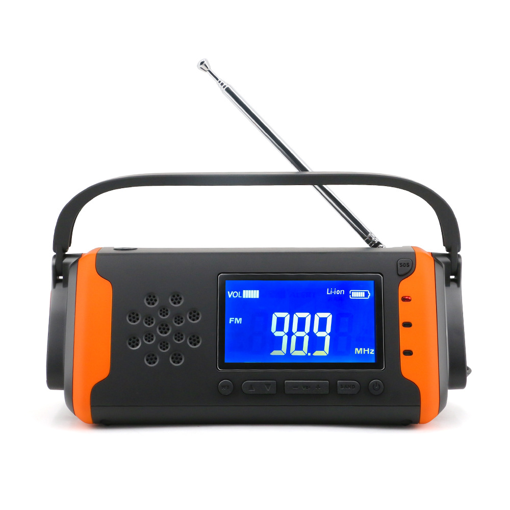 Ein orange-schwarzes Radio mit digitaler Anzeige 98,9 MHz. Es hat eine Antenne und einen Griff. Der Hintergrund ist weiß.