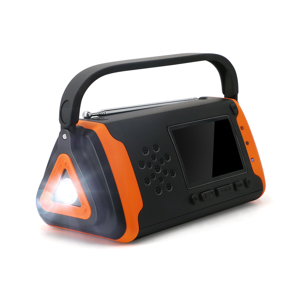 Ein schwarz-oranges dreieckiges Radio mit Griff. Es hat einen Bildschirm, Knöpfe und eine Taschenlampe vorne.