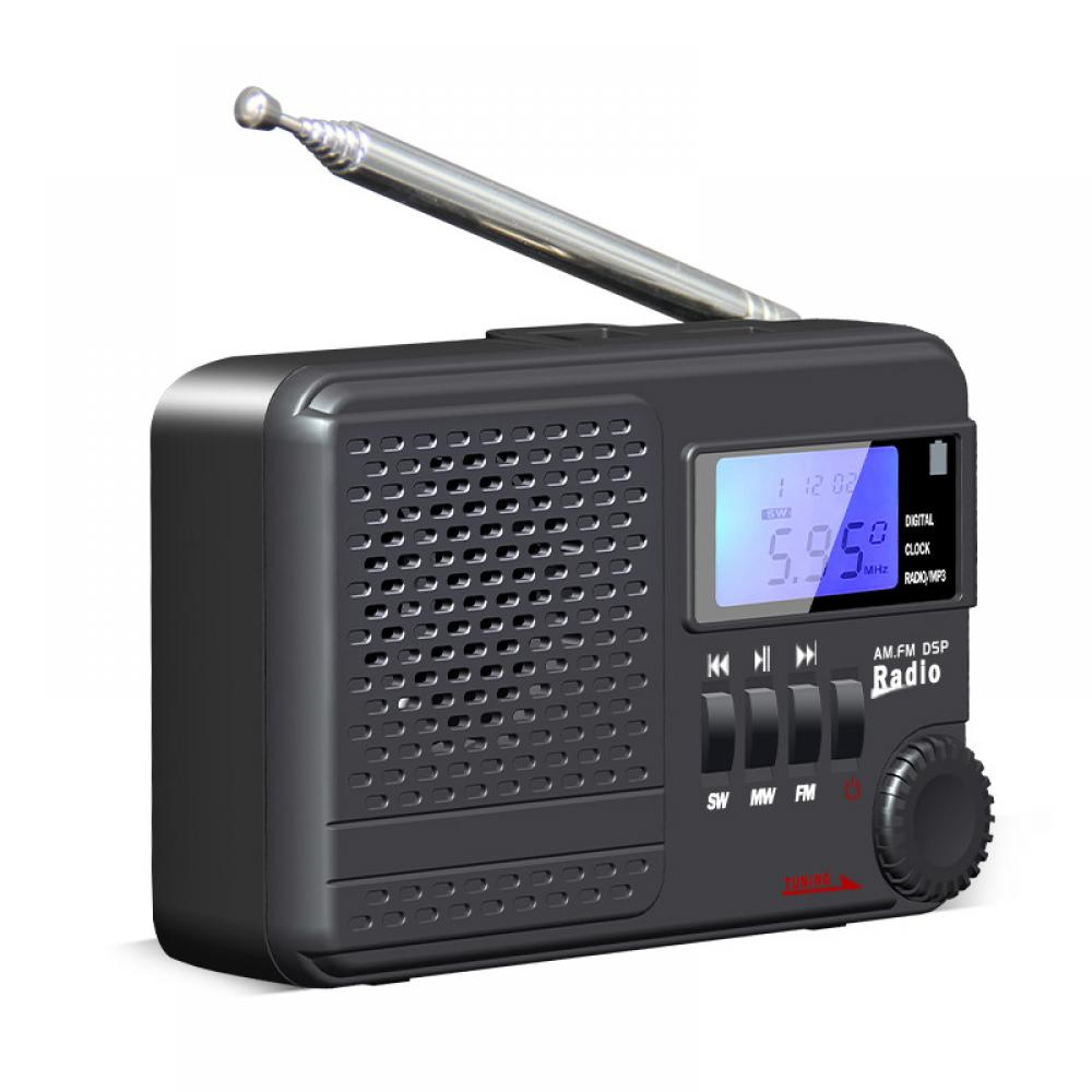 Ein schwarzes tragbares Radio mit Antenne. Es hat ein Digitaldisplay mit Uhrzeit und Radiofrequenz. Es gibt Knöpfe und einen Drehregler.