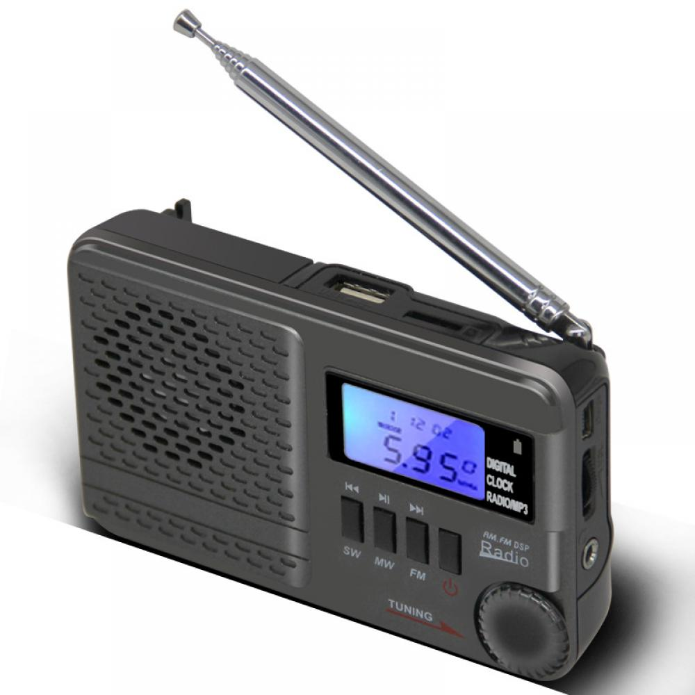 Ein graues tragbares Radio mit ausgezogener Antenne. Es hat eine Digitalanzeige mit Zahlen. Tasten sind mit SW, MW, FM beschriftet. Ein Abstimmknopf ist vorhanden.