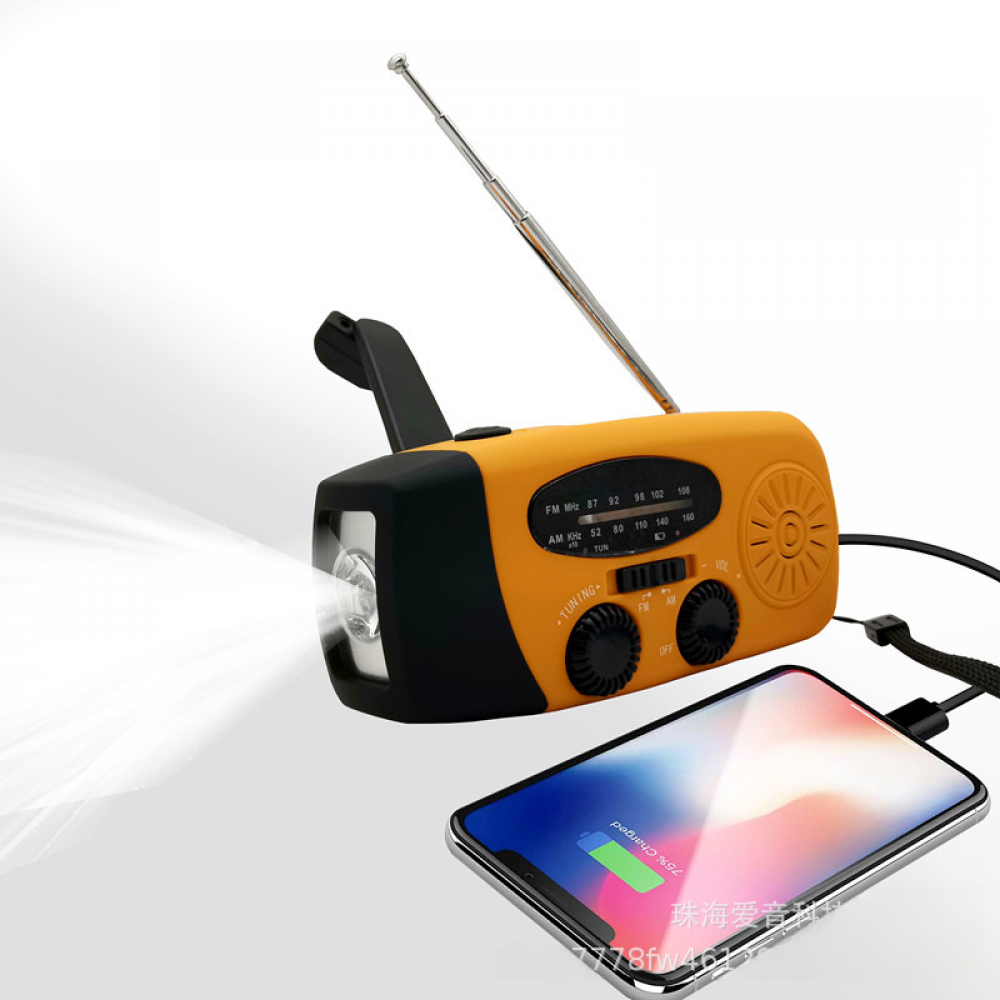 Ein orangefarbenes Notfallradio mit Taschenlampe lädt ein Telefon auf. Das Telefon zeigt 75 % geladen an. Eine silberne Antenne ist ausgefahren.