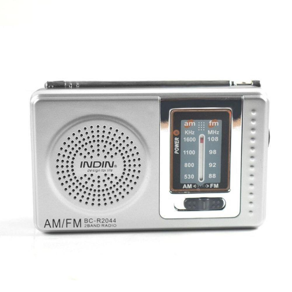 Ein silbernes AM/FM-Radio mit Lautsprecher, Drehrad und Antenne. Das Radio hat den Markennamen INDIN und Frequenzanzeigen.