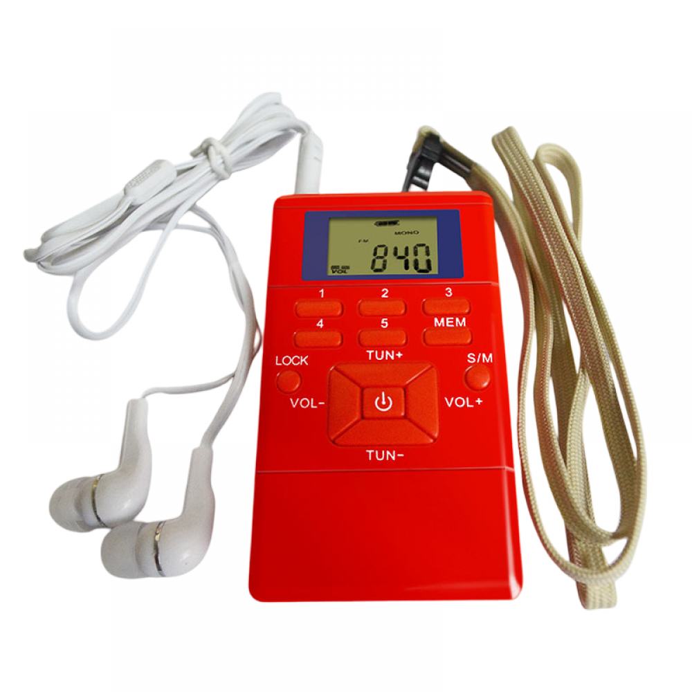Ein rotes tragbares Radio mit einem Bildschirm, der 840 anzeigt. Weiße Ohrhörer und ein beiges Lanyard sind befestigt. Knöpfe sind sichtbar.