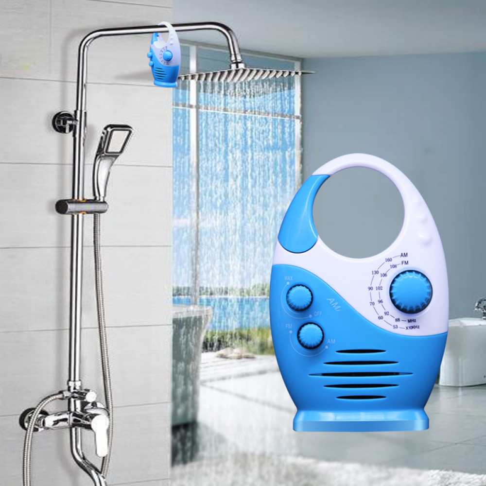 Ein blau-weißes Radio befindet sich neben einem Duschkopf. Aus dem Duschkopf kommt Wasser. Die Duscharmaturen sind verchromt.