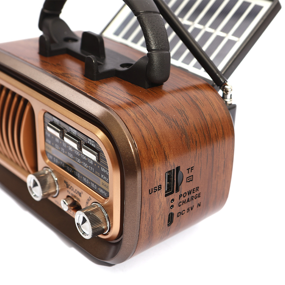 Ein Radio im Retro-Stil mit Holzmaserung, Solarpanel und schwarzem Griff. Es hat Knöpfe, Tasten und Anschlüsse wie USB und TF.