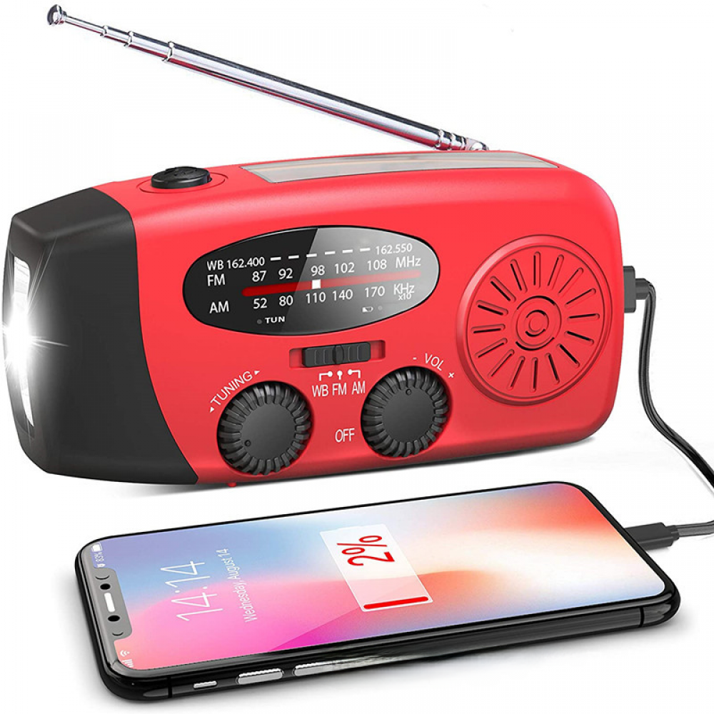 Ein rotes Radio mit einem ladenden Telefon. Das Telefon zeigt eine Ladebenachrichtigung an. Das Radio hat ein Licht und eine Antenne.
