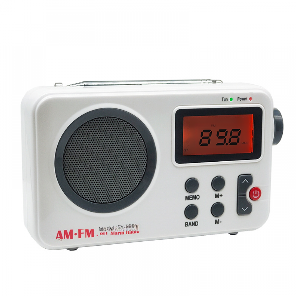 Ein weißes AM/FM-Alarmradio mit Digitalanzeige 89.8. Es hat Knöpfe, einen Lautsprecher und eine ausziehbare Antenne.