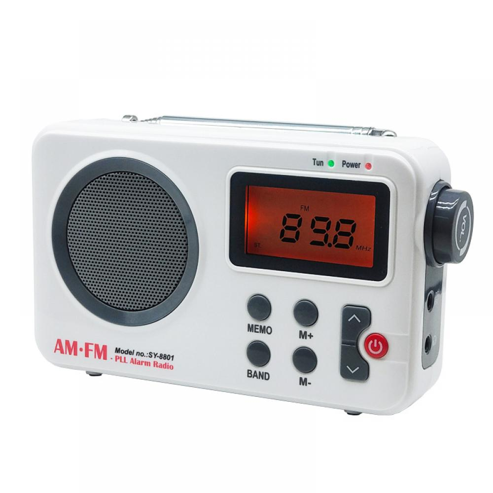 Ein weißes AM/FM-Radio. Es hat einen Lautsprecher, ein Digitaldisplay mit 89,8 MHz, Tasten und einen Lautstärkeregler. Die Antenne ist oben.