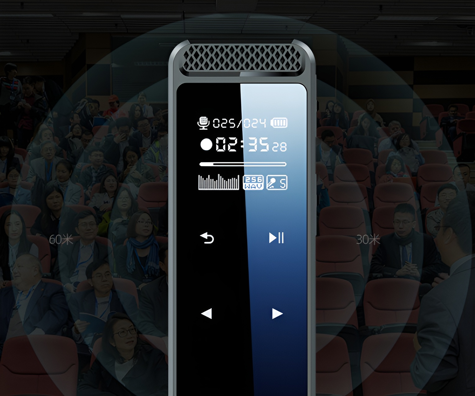 Ein Rekorder zeigt eine Aufnahme in einem großen Auditorium mit Menschen. Der Bildschirm zeigt Zeit und Batteriestand.