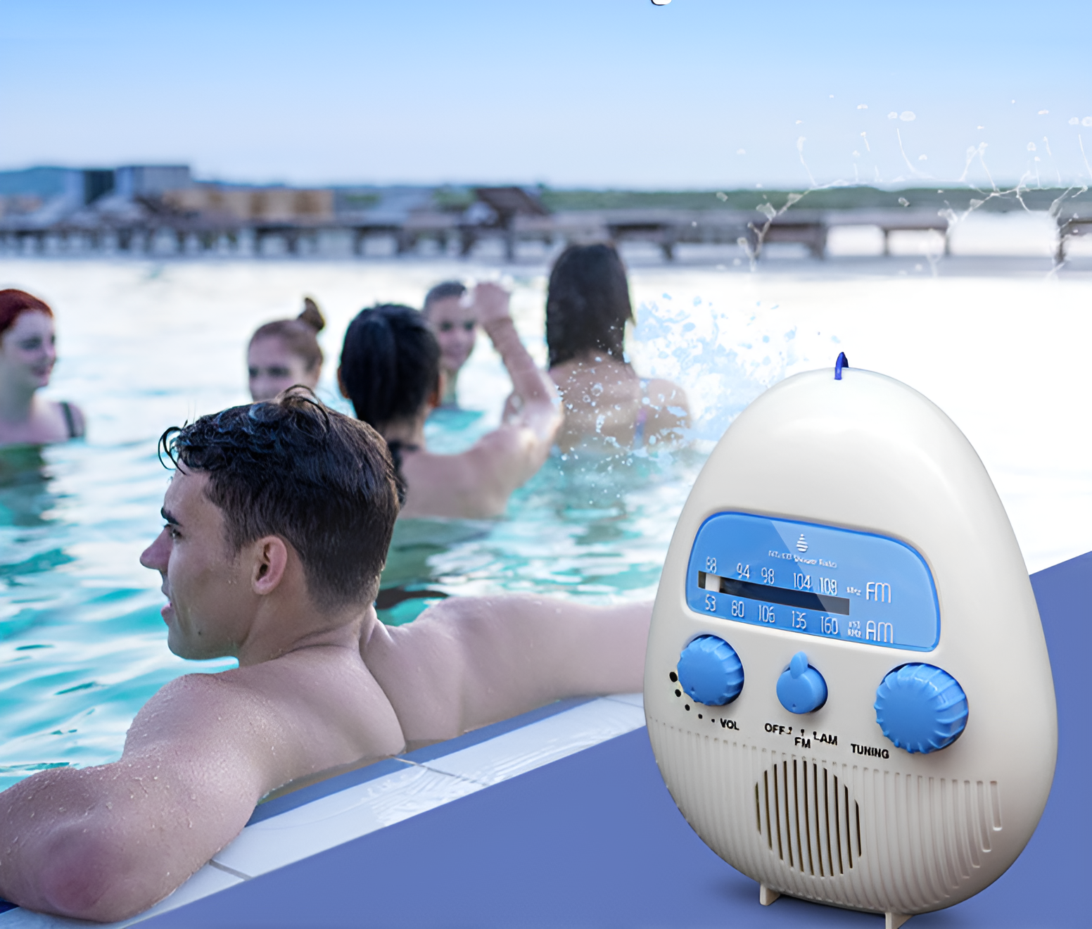 Leute in einem Pool mit Radio. Mann lehnt am Poolrand. Andere Leute schwimmen im Hintergrund.