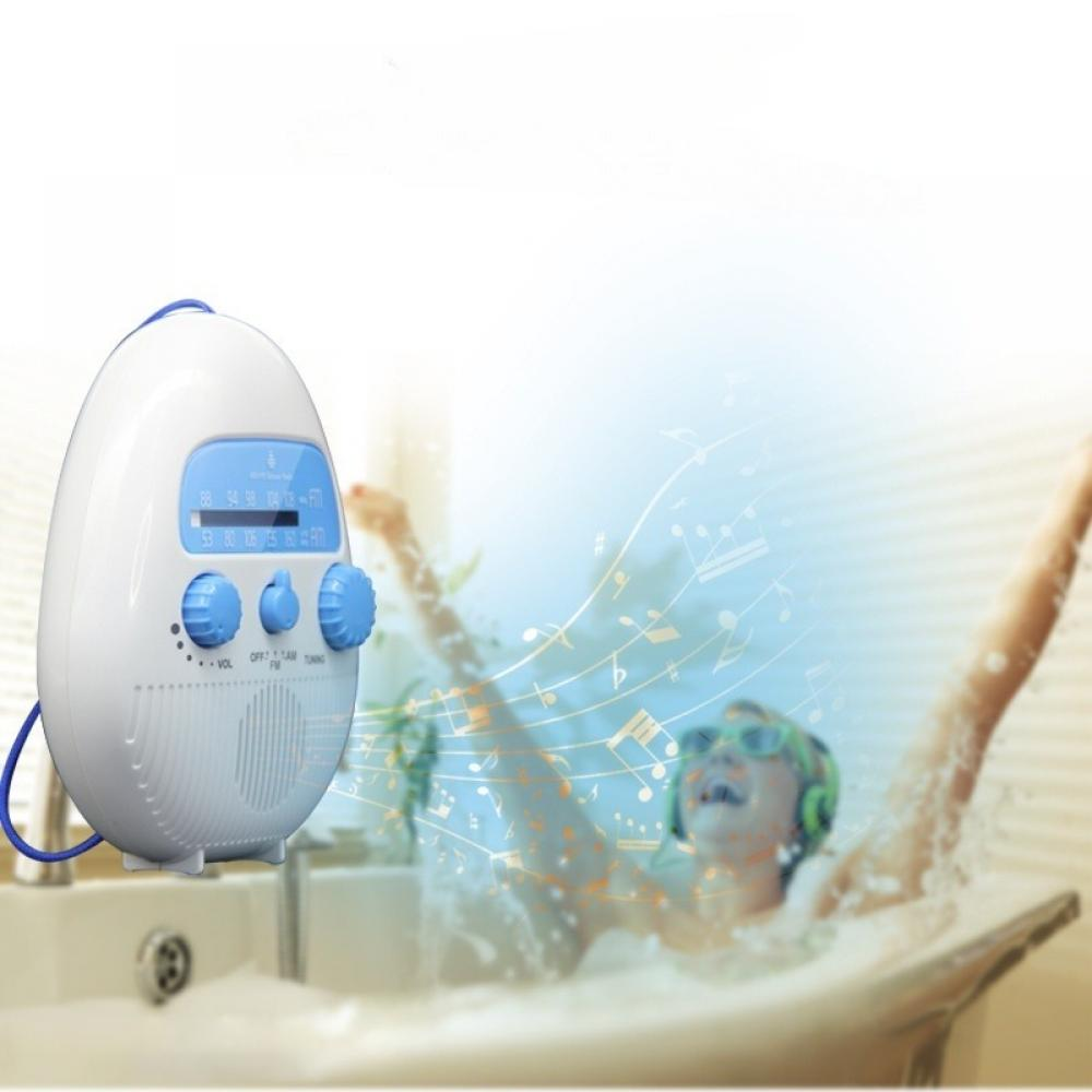 Ein weißes Radio steht auf einem Waschbecken. Eine Person in einer Badewanne mit Kopfhörern genießt Musik. Noten im Hintergrund.