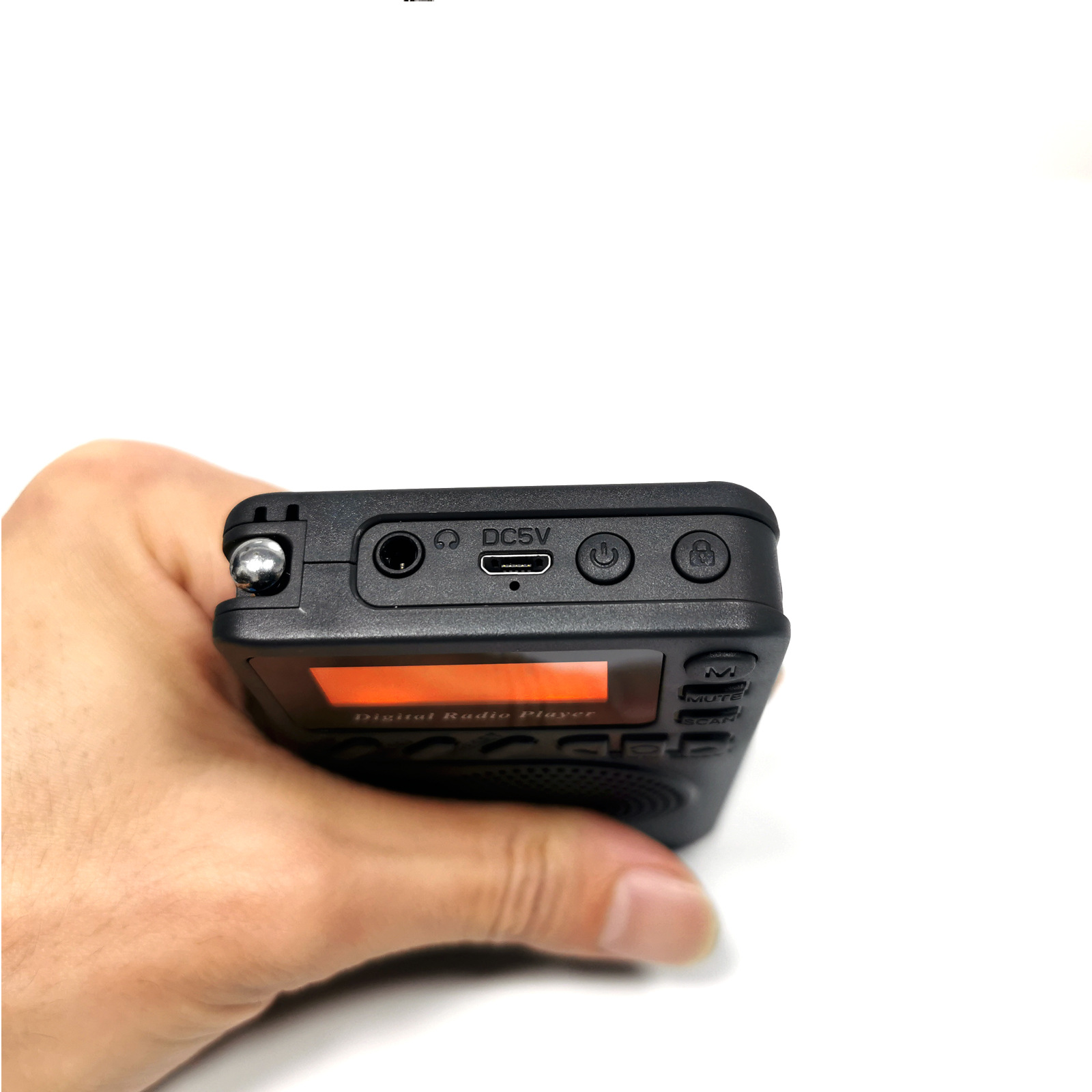 Ein schwarzes digitales Radiogerät wird in einer Hand gehalten. Das Radio hat Knöpfe, einen Bildschirm und einen kleinen Lautsprecher.