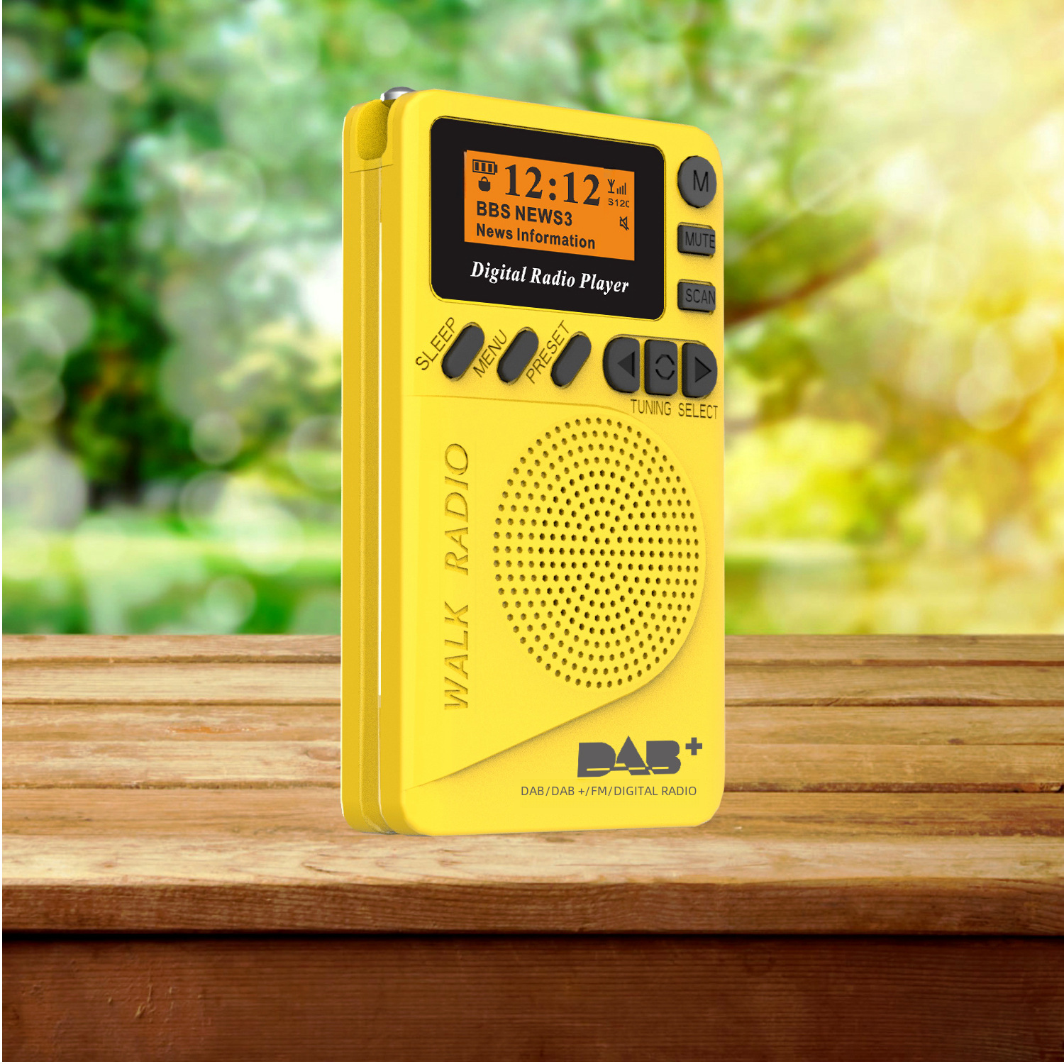 Gelbes Digitalradio auf einem Holztisch, zeigt Zeit und Sender. Verschwommener grüner Hintergrund.