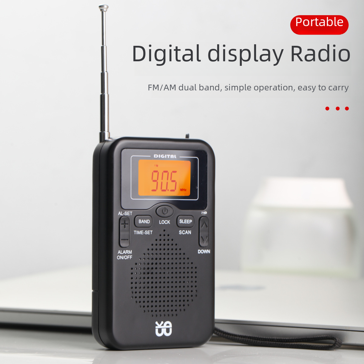 Ein schwarzes Digitalradio zeigt 90,5 MHz an. Es hat Knöpfe und eine ausziehbare Antenne. Text: 'Tragbares Digitalradio'.