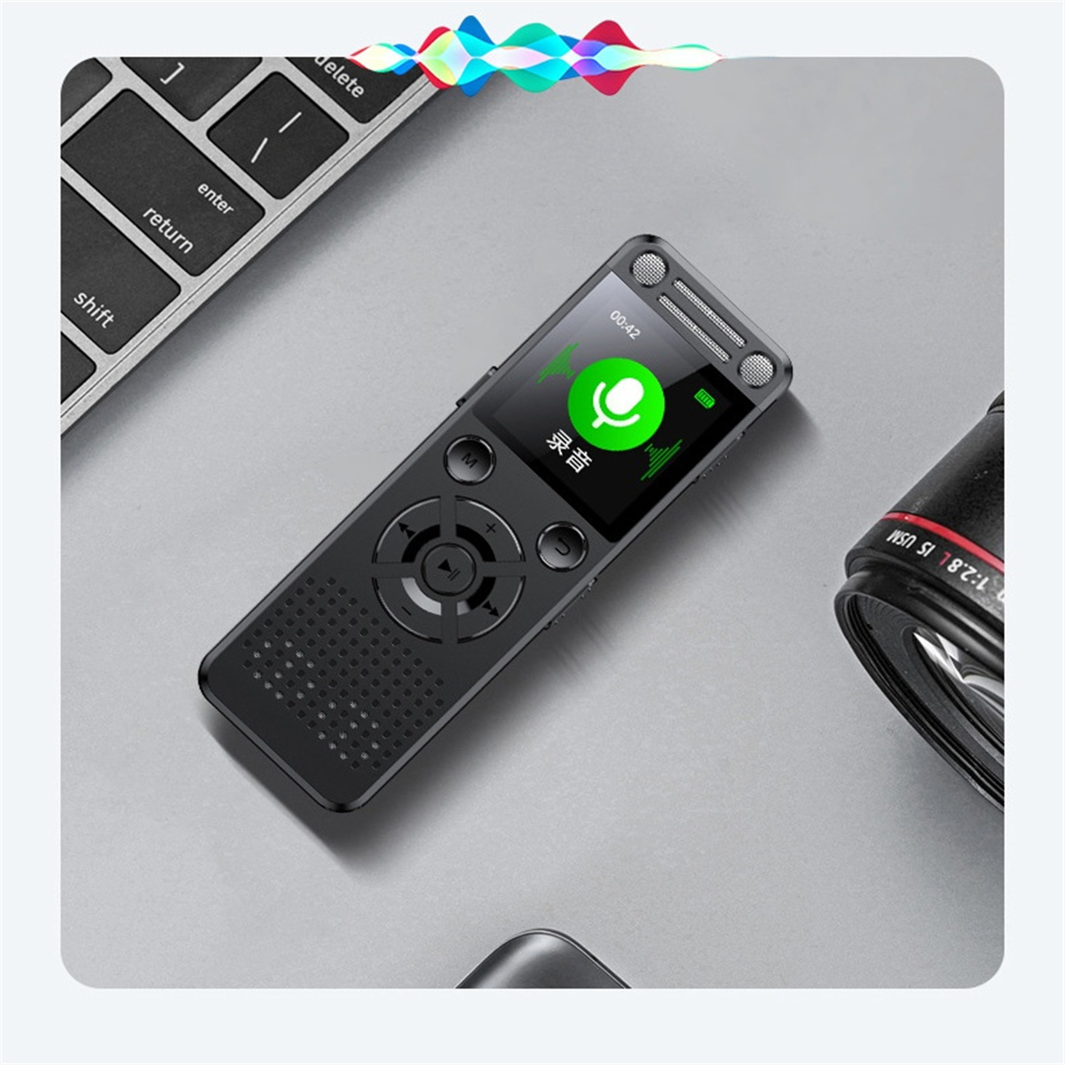 Ein schwarzes digitales Aufnahmegerät mit Bildschirm, der ein Mikrofonsymbol anzeigt. Eine Tastatur und ein Kameraobjektiv sind ebenfalls sichtbar.
