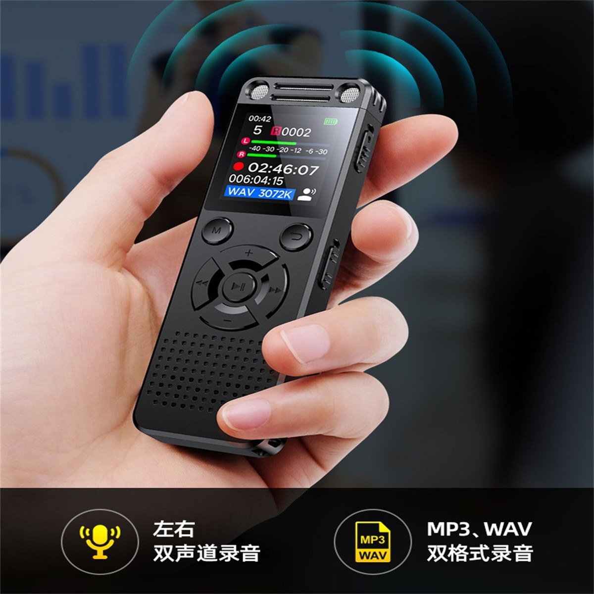 Ein schwarzes Aufnahmegerät wird in einer Hand gehalten. Es hat einen Bildschirm mit Zeit- und Aufnahmeinformationen. Symbole zeigen MP3-, WAV-Formate an.