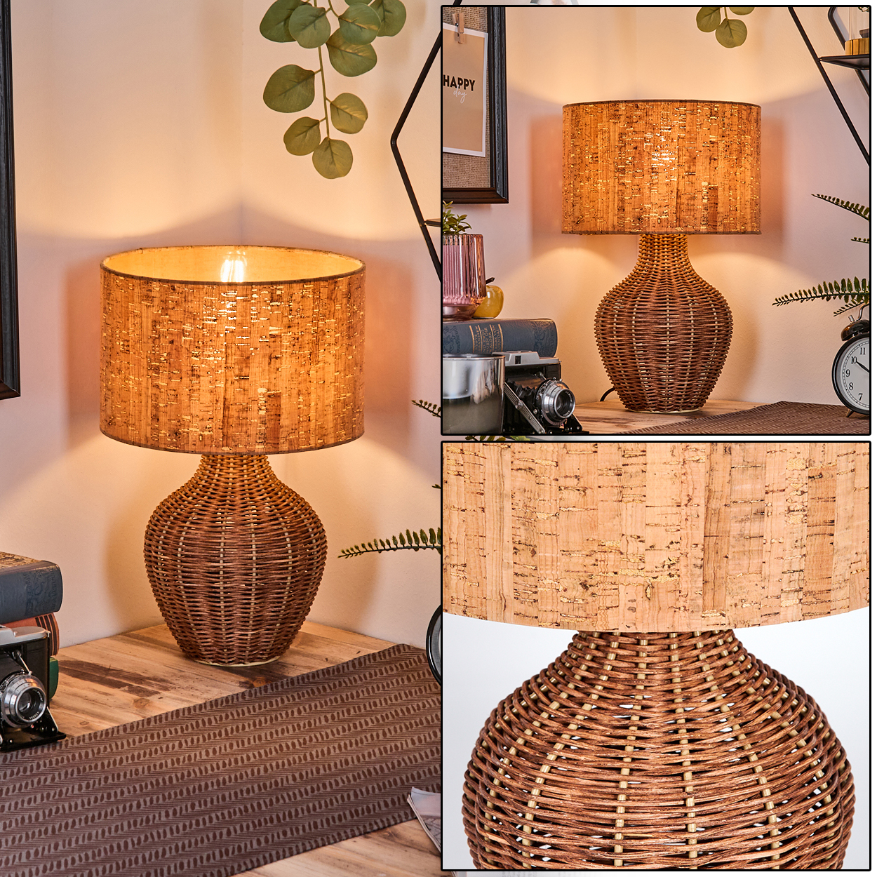 Eine Tischlampe mit Korkschirm und gewebtem Korbfuß steht auf einer Holzoberfläche. Dekorative Gegenstände umgeben die Lampe.
