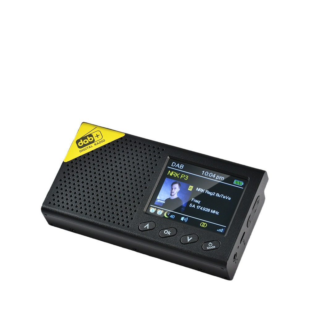 Ein schwarzes DAB-Digitalradio mit gelber Ecke. Der Bildschirm zeigt Senderinformationen und das Bild eines Mannes.