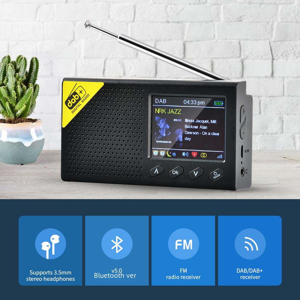 Ein schwarzes DAB-Radio mit Bildschirm, der NRK JAZZ anzeigt. Funktionen umfassen UKW, Bluetooth und Kopfhörerunterstützung.