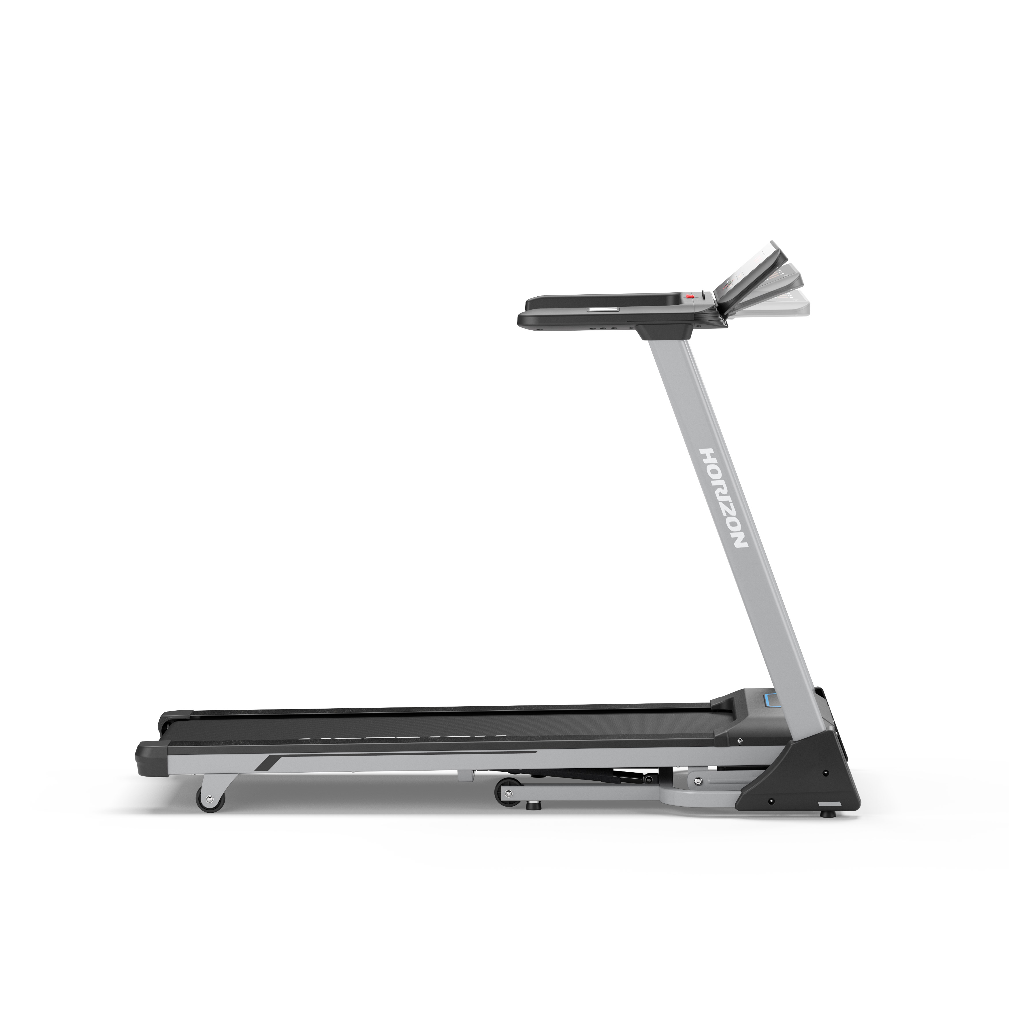 Un tapis roulant su sfondo bianco. Ha una superficie di corsa nera, un telaio grigio e un pannello di controllo.