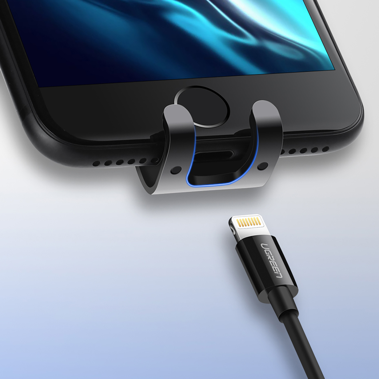 Czarny telefon z uchwytem na port ładowania. Czarny kabel do ładowania ze złączem Lightning. Tło jest biało-błękitne.