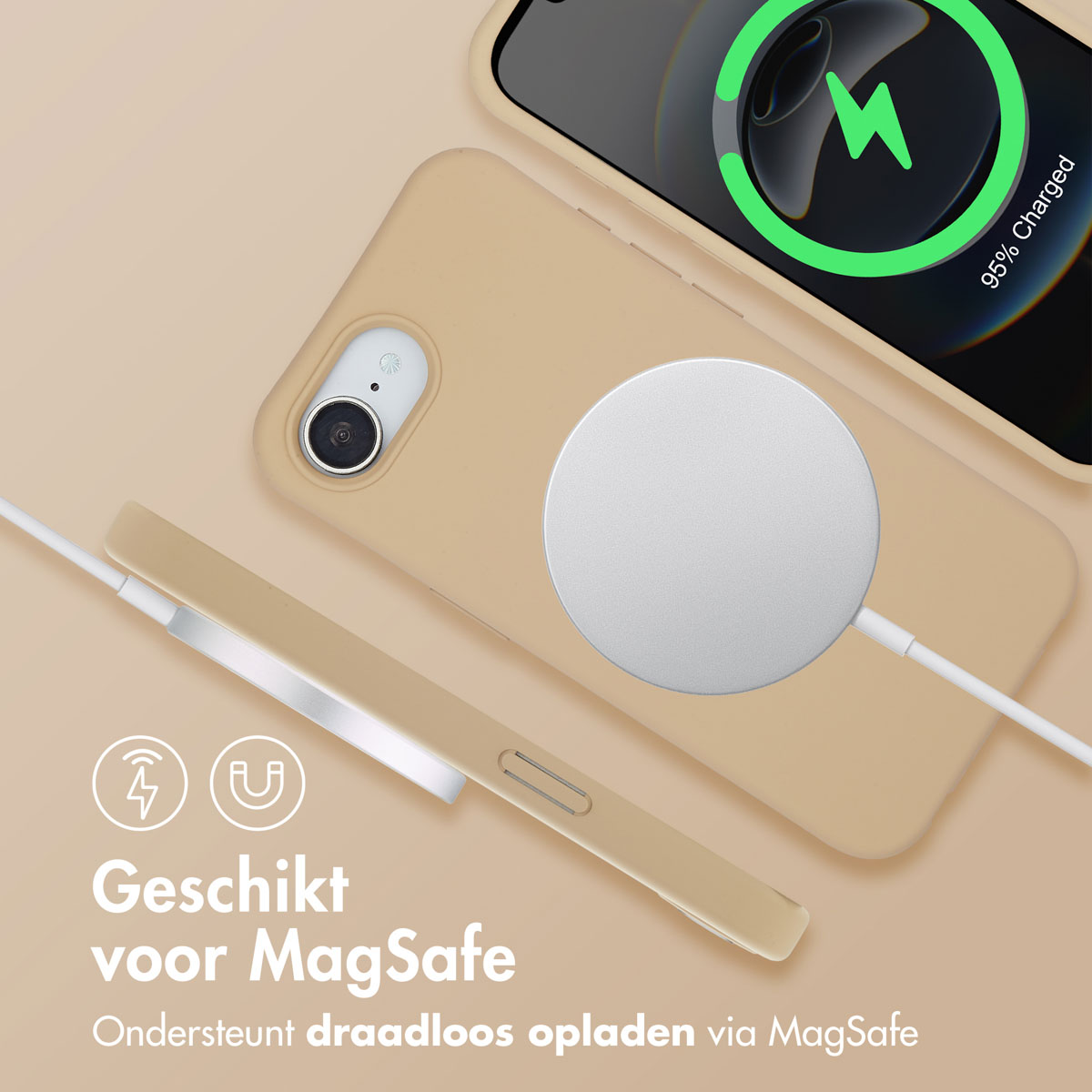 Een telefoon die draadloos oplaadt via MagSafe. Een beige telefoonhoesje en oplader zijn zichtbaar. De telefoon geeft 95% opgeladen aan.