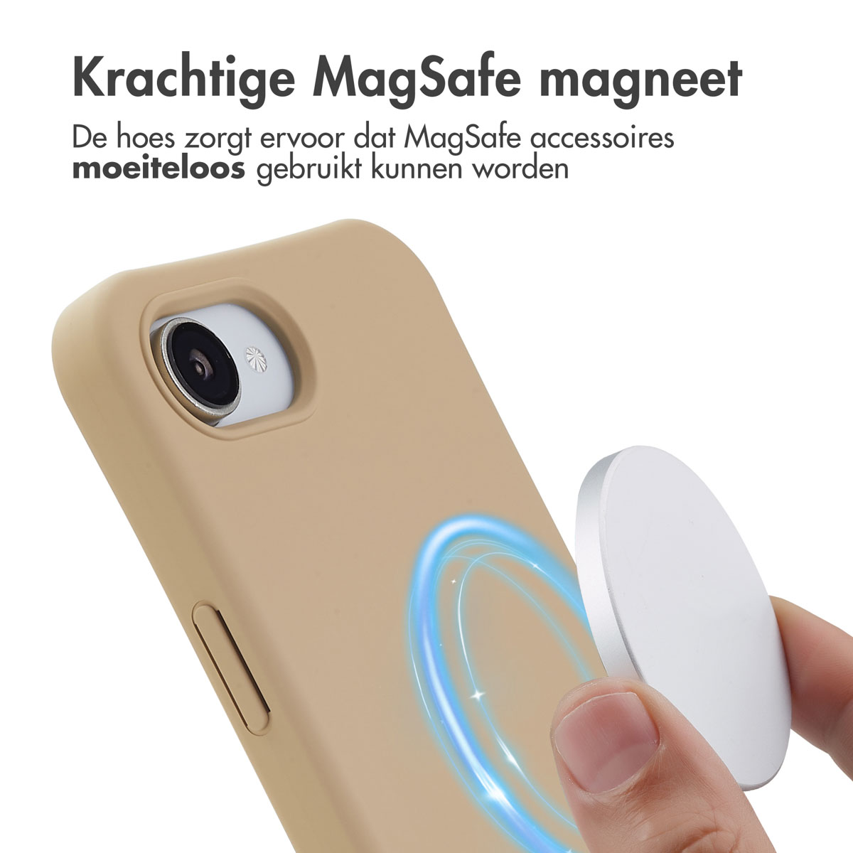 Een telefoonhoesje met een MagSafe-magneet en een losgemaakt wit MagSafe-accessoire. De hoes is beige.