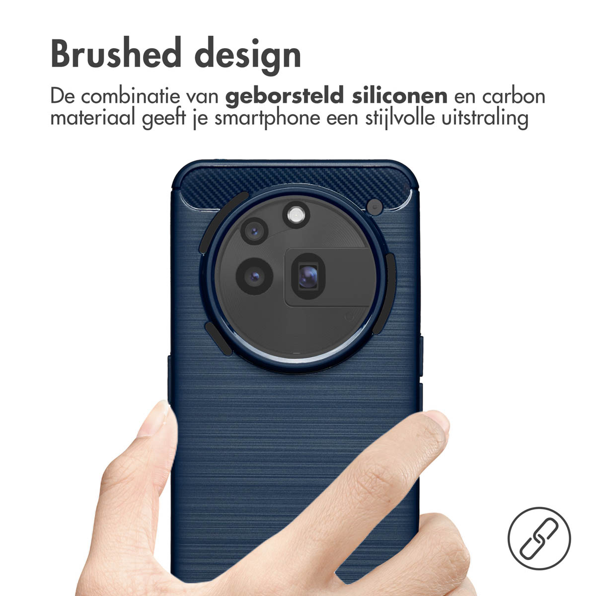 Une main tient une coque de téléphone bleue avec un design brossé. La coque a un module caméra et une icône de lien dans le coin.